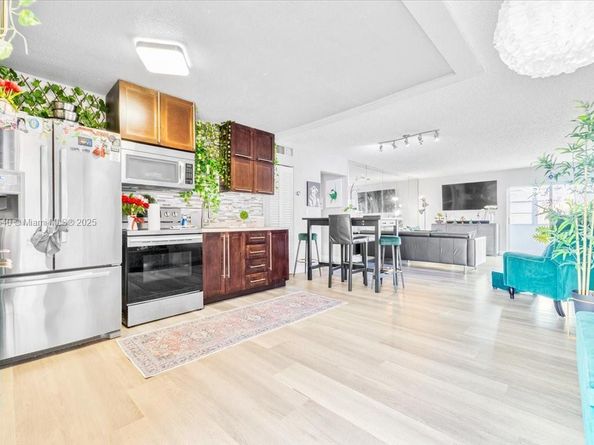 1890 W 56th St 1411, Hialeah FL 33012