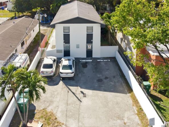 1542 NW 35th St, Miami FL 33142