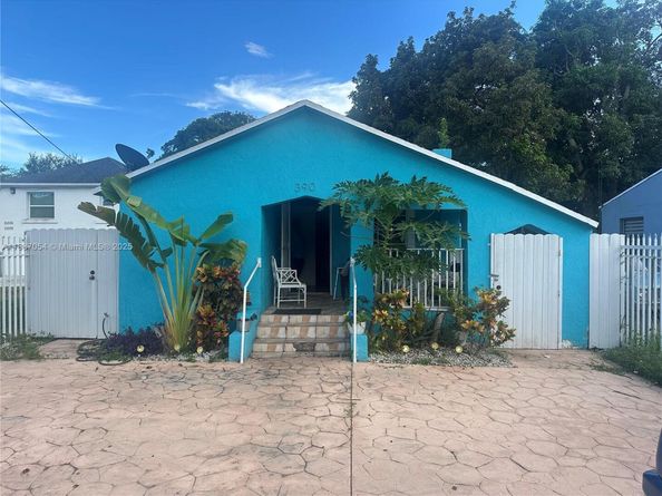 390 NE 166th St, Miami FL 33162