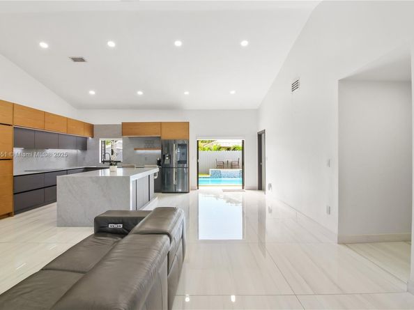 19494 NW 61st Ave, Hialeah FL 33015