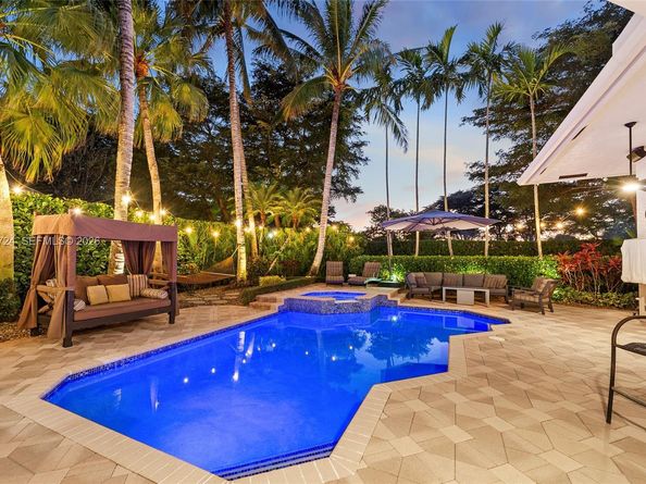 2567 Montclaire Cir, Weston FL 33327