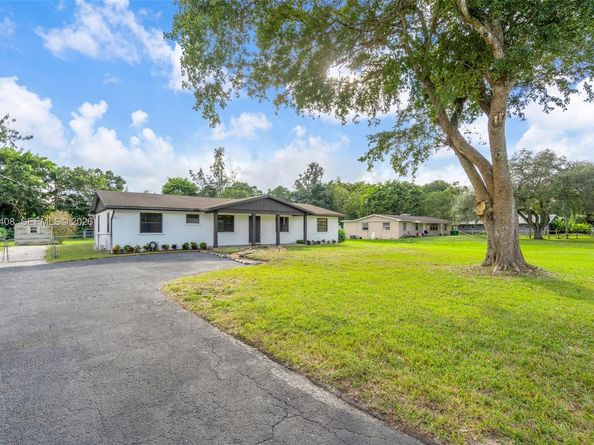 14230 SW 14th St, Davie FL 33325
