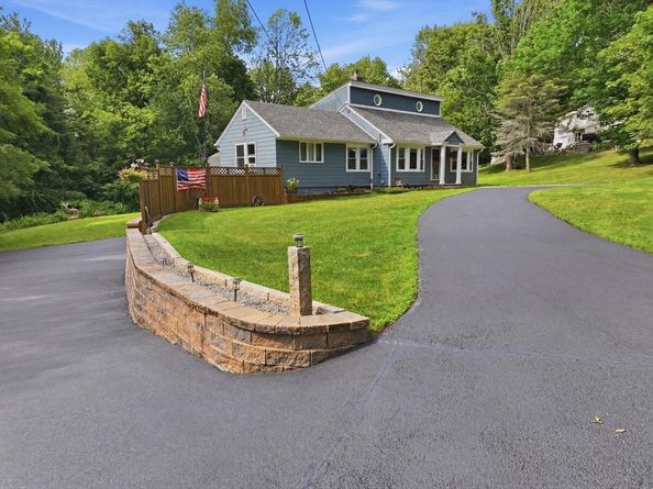 39 Stafford St, Charlton MA 01507