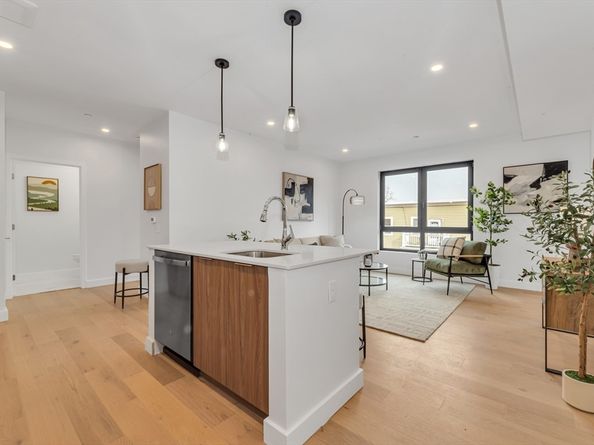 3992 Washington St 204, Boston MA 02131