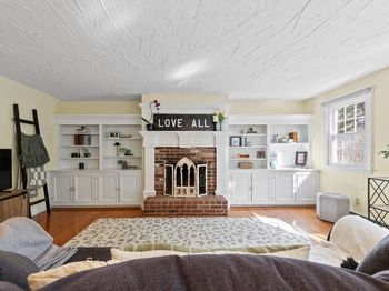 39 Megansett Dr