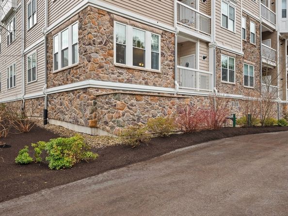 2 Francis Dr 107, Andover MA 01810