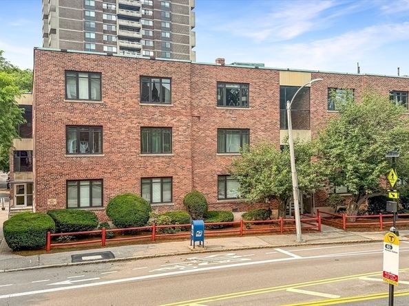 573 Washington St 29, Brookline MA 02446