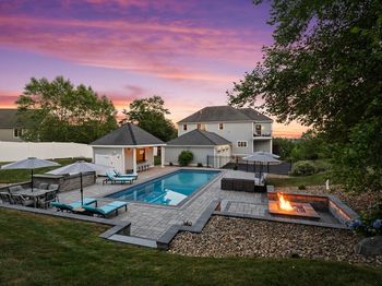 7 Bridle Spur Ln