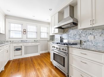 390 Weld St