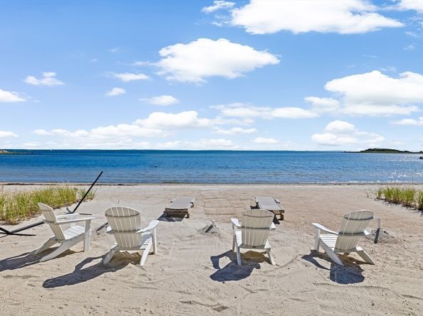 11 Cove St, Mattapoisett MA 02739