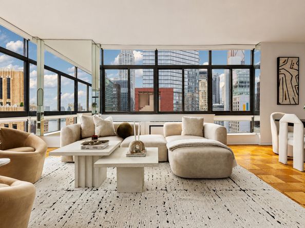 303 East 43rd Street 25B, New York NY 10017