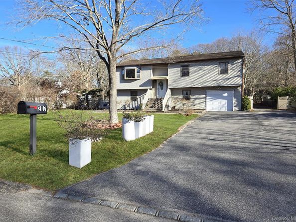 207 N Evergreen Drive, Selden NY 11784