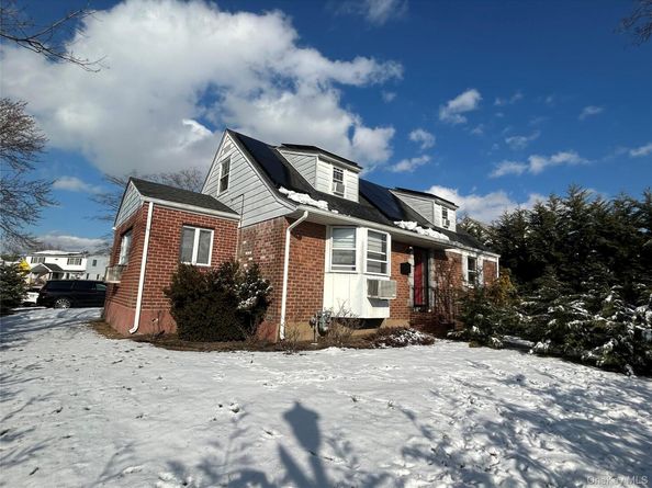 17 Molyneaux Road, Valley Stream NY 11580