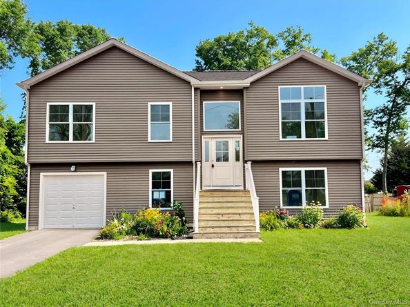 40 St George Drive, Shirley NY 11967