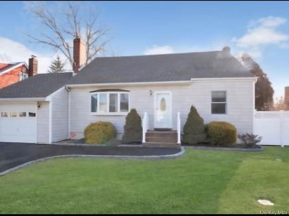 10 Bainbridge Avenue, Melville NY 11747