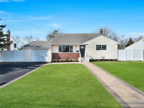 40 Durhamoc Lane, North Babylon NY 11703