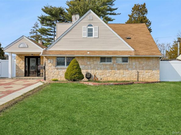 93 Hearth Lane, Westbury NY 11590