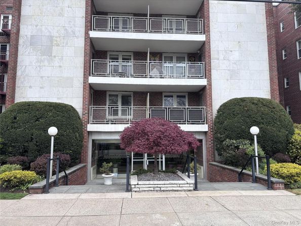 110 Brooklyn Avenue 3Q, Freeport NY 11520