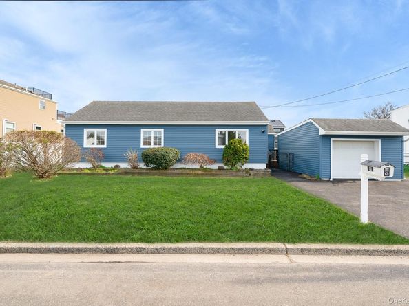 33 E Seacrest Avenue, Lindenhurst NY 11757