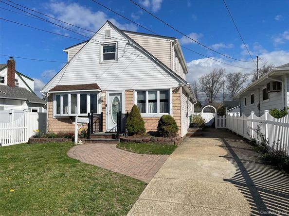 70 E Neptune Avenue, Lindenhurst NY 11757