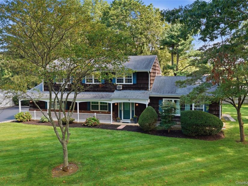 4 Farmington Court, Huntington Station NY 11746