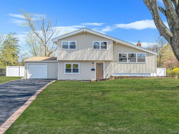 25 Greentree Drive, Oakdale NY 11769