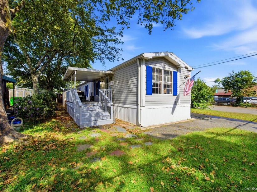 1137 Unit 124 Lincoln Avenue, Holbrook NY 11741