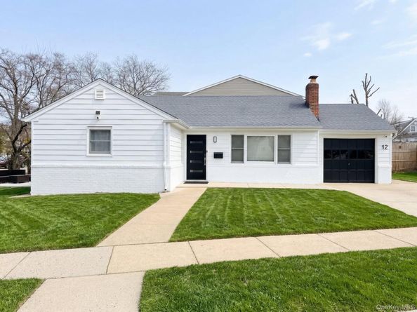 12 Deepdale Parkway, Albertson NY 11507