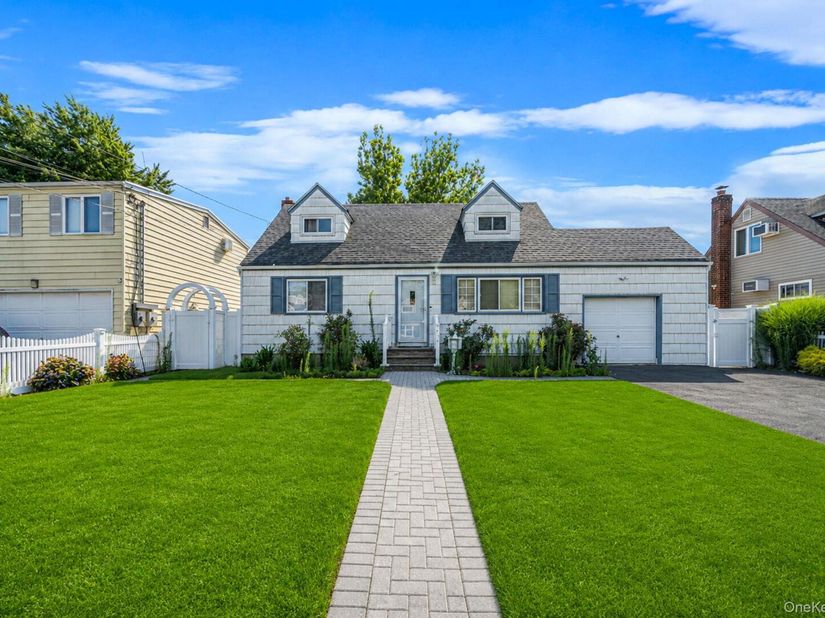 1030 N Fulton Avenue, Lindenhurst NY 11757