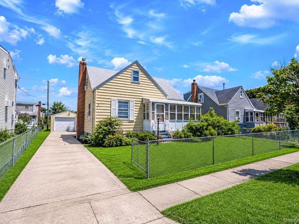 218 Venetian Boulevard, Lindenhurst NY 11757