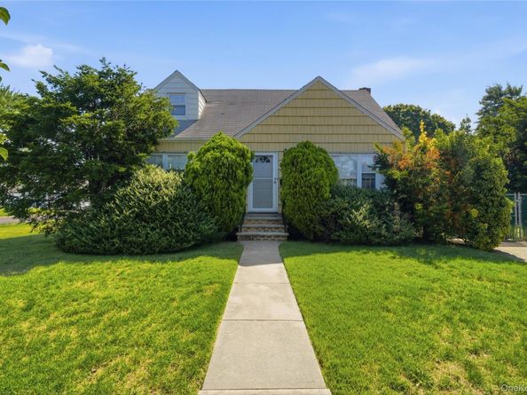 695 Eileen Court, Franklin Square NY 11010