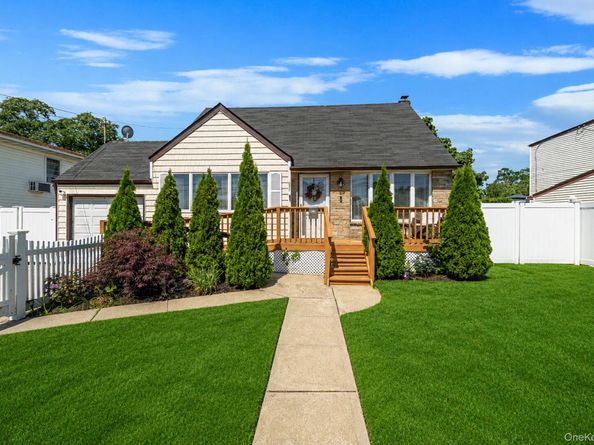 93 Deauville Boulevard, Copiague NY 11726