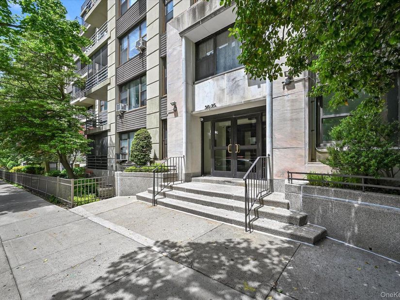 98-25 64th Road 5E, Rego Park NY 11374