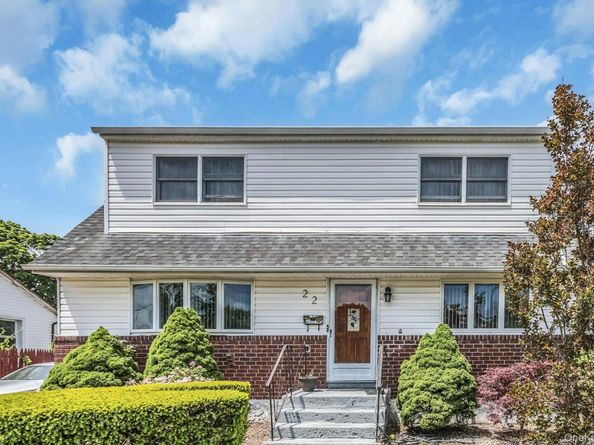 22 Beach Avenue, Copiague NY 11726