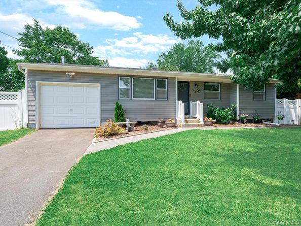 52 S Larry Road, Selden NY 11784