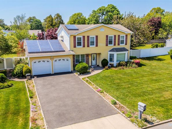 8 Lisa Court, Medford NY 11763