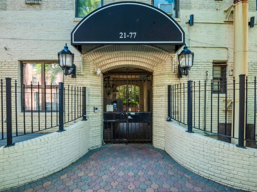 21-77 33rd Street 2A, Astoria NY 11105