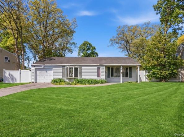 14 Lurcott Lane, Central Islip NY 11722