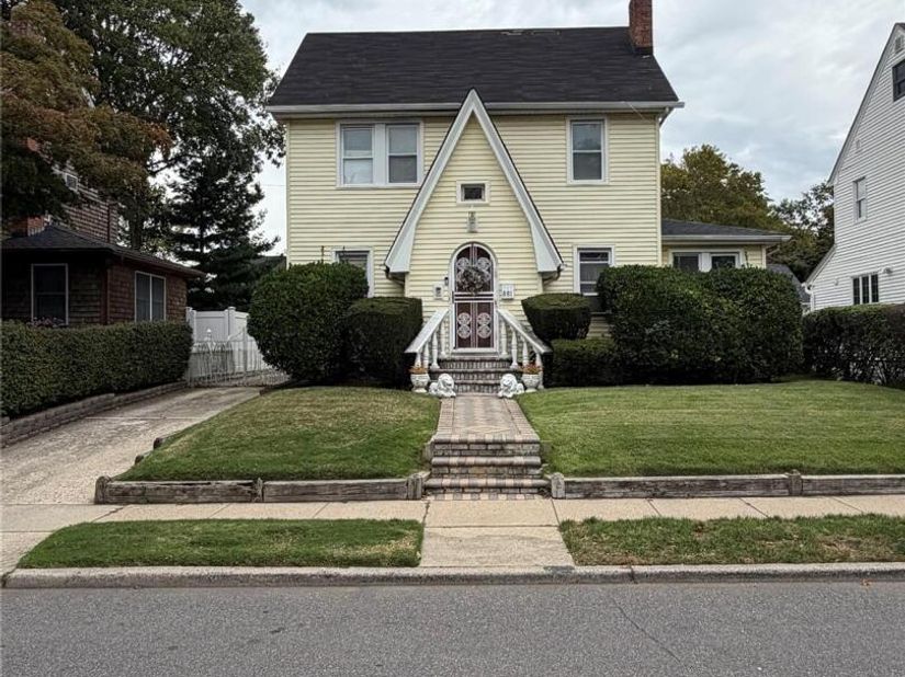 881 Lorenz Avenue, Baldwin NY 11510