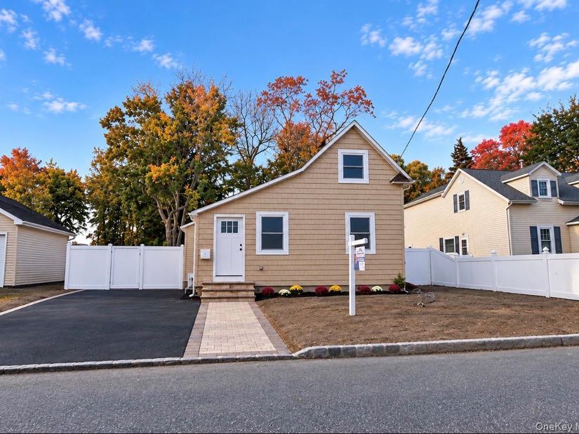 43 Old Commack Road, Kings Park NY 11754