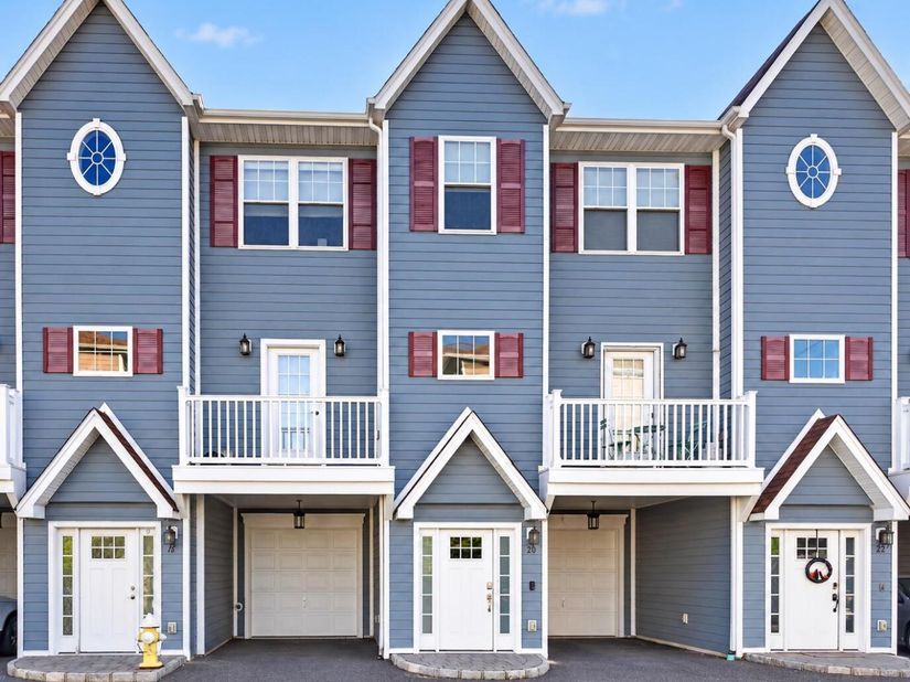 20 Hearthstone Court, Farmingdale NY 11735