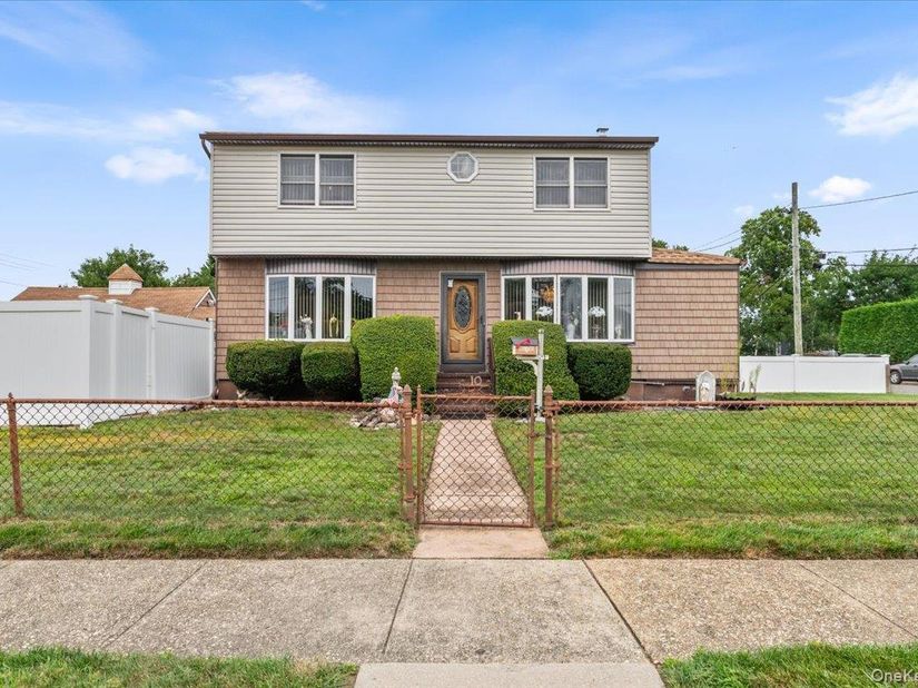 10 Enness Avenue, Bethpage NY 11714