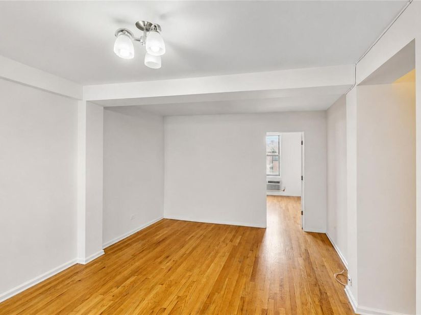 60-11 Broadway 3L, Woodside NY 11377
