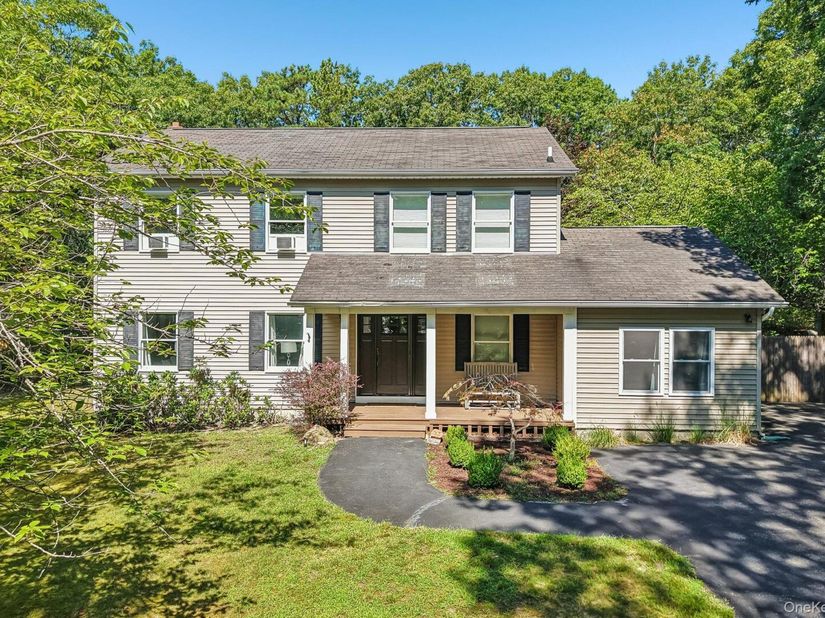 4 Wooded Lane, Hampton Bays NY 11946
