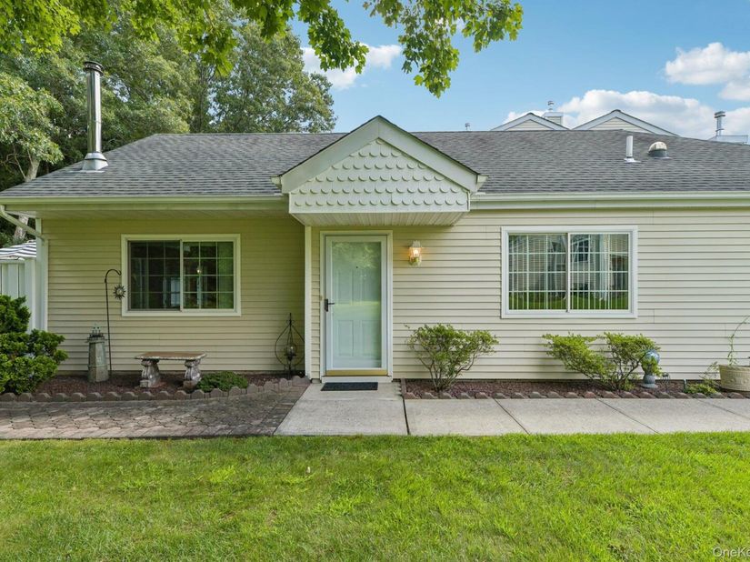 127 Farm House Court, Manorville NY 11949