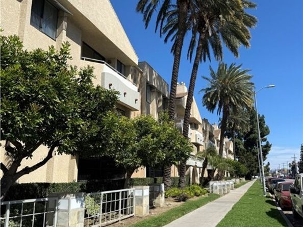 19009 Sherman 16, Reseda (los Angeles) CA 91335