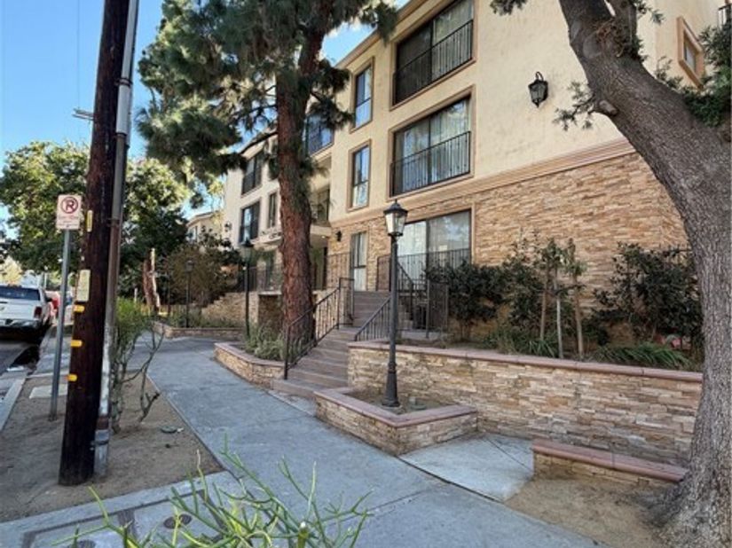 15344 Weddington St #204, Van Nuys (los Angeles) CA 91411