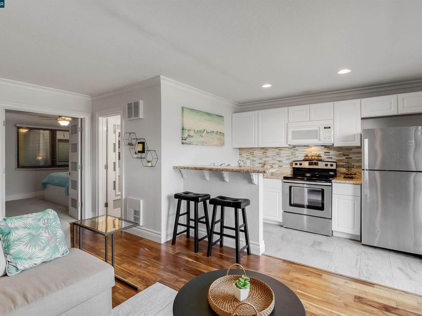 1 Embarcadero W 164, Oakland CA 94607