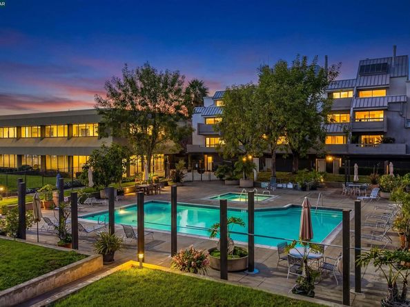 1 Embarcadero W 164, Oakland CA 94607