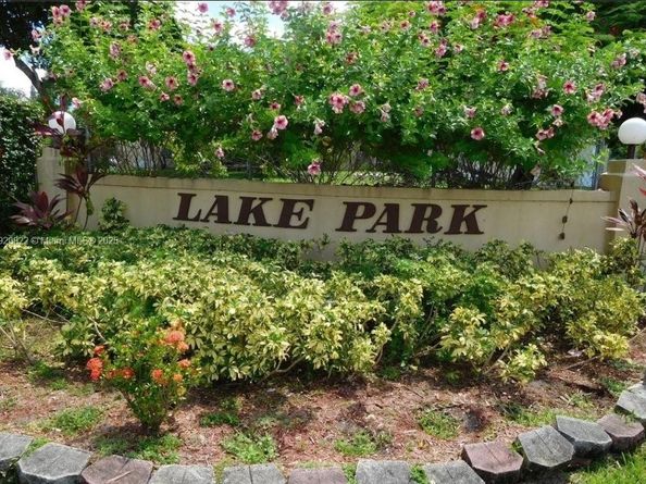 922 NE 199th St 1D, Miami FL 33179